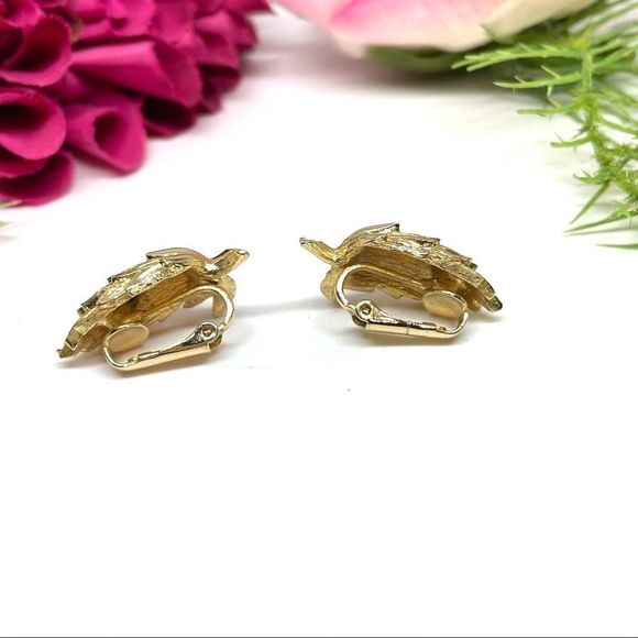 VINTAGE⚜️Brushed Golden Prickly Floral Clip Earrings - Picture 5 of 8